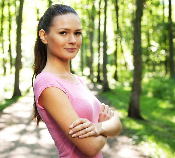 Ung sportig kvinna utomhus. — Stockfoto