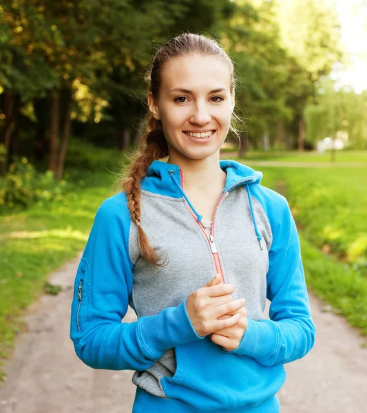 Ung sportig kvinna utomhus. — Stockfoto