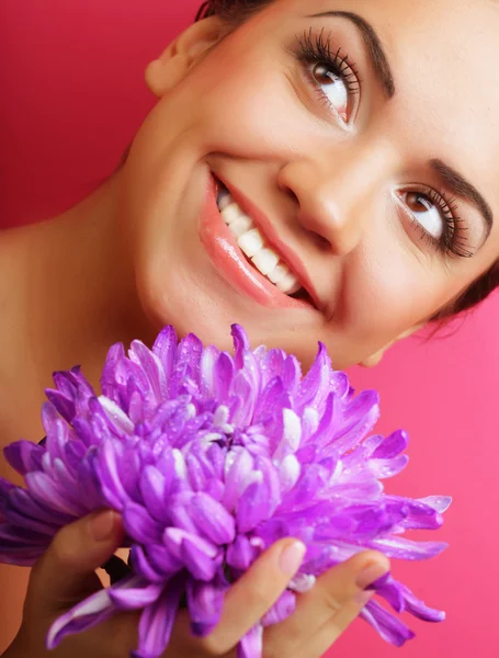 Vacker kvinna med stora lila blomma — Stockfoto