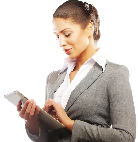 Mulher de negócios usa um computador tablet móvel — Fotografia de Stock