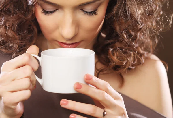 Vrouw die koffie drinkt — Stockfoto