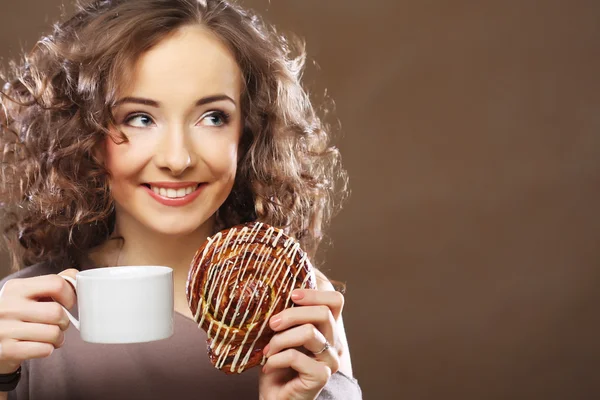 Женщина с чашкой кофе эспрессо — стоковое фото