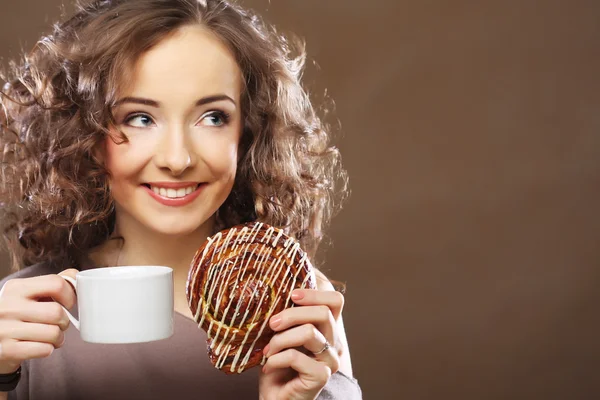 Mulher com uma xícara de café expresso — Fotografia de Stock