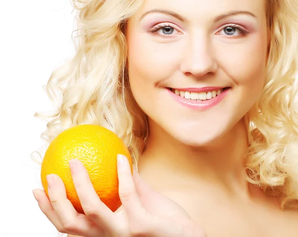 Retrato de una mujer feliz y saludable con una naranja — Foto de Stock