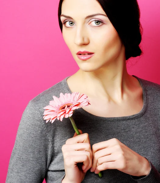 Bruna donna con fiori — Foto Stock