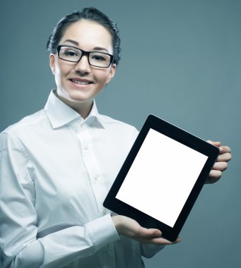 İş kadını elinde tablet bilgisayar tutuyor.