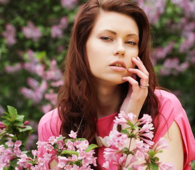 bahar çiçekleri kadında