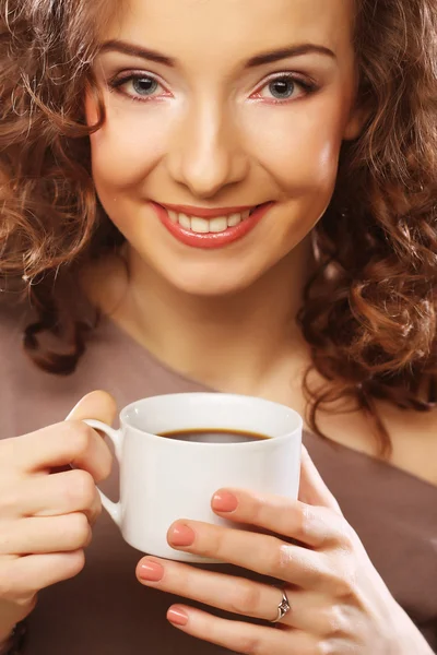 Vrouw die koffie drinkt — Stockfoto