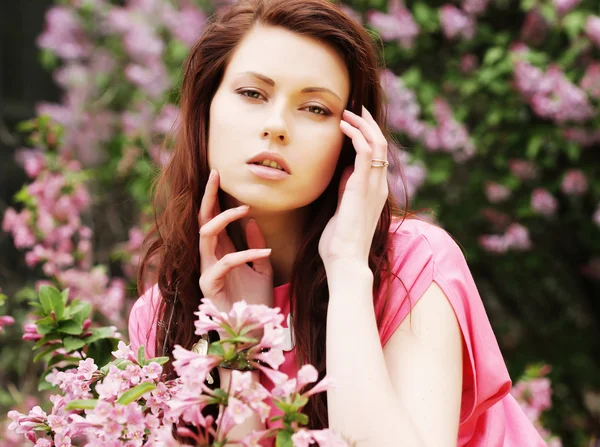 Bella donna in fiori di primavera — Foto Stock