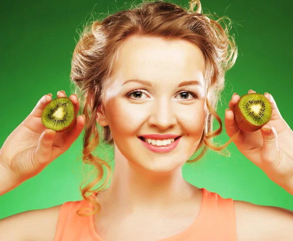 Schönes Frauengesicht mit Kiwi — Stockfoto