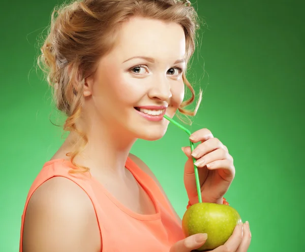 Vrouw met groene appel — Stockfoto