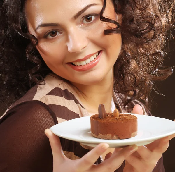 Ung kvinna med en tårta — Stockfoto