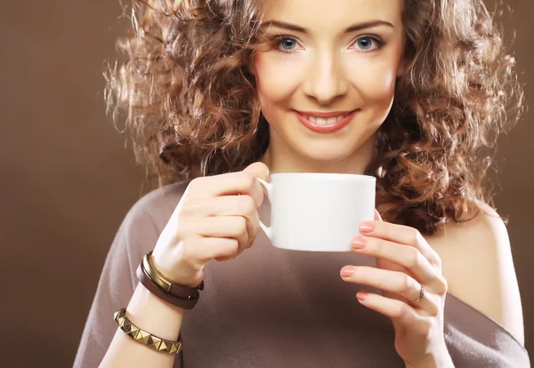 Kvinne som drikker kaffe – stockfoto