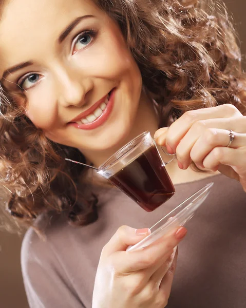 Mulher atraente com café e biscoitos — Fotografia de Stock