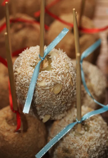 Karamel ve elma şekeri dolu bir tepsi.. — Stok fotoğraf