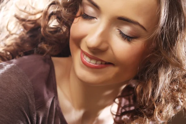 Hermosa joven feliz sonriente mujer — Foto de Stock