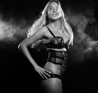 Gece kulübündeki bayan.