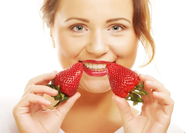 딸기를 갖고 행복하게 웃는 아름다운 여성 — 스톡 사진