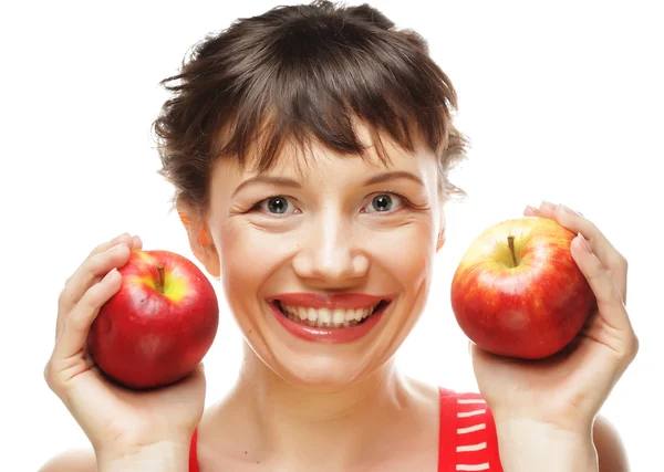 Mujer sonriente sosteniendo dos manzanas rojas — Foto de Stock