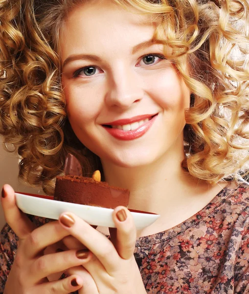 Jeune femme avec un gâteau — Photo