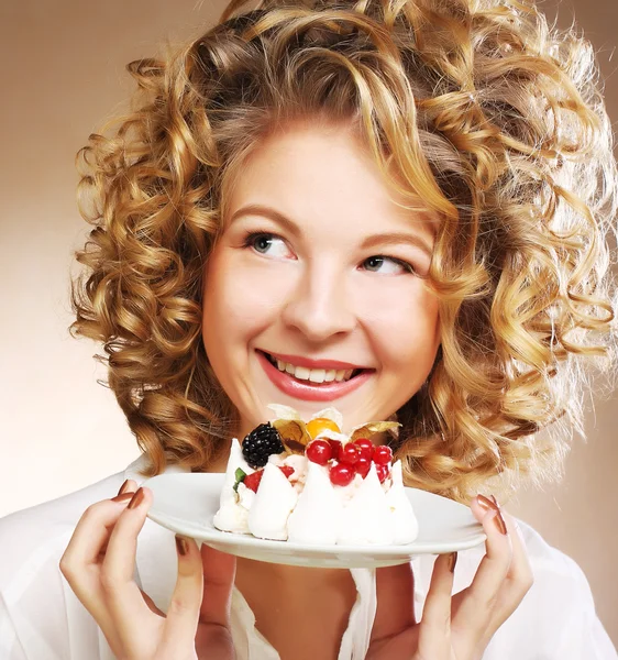 Jonge vrouw met een taart — Stockfoto