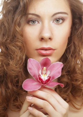 güzel bir kadın ile pembe orkide