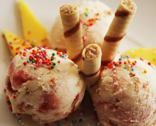 Strawberry ice cream with mango — Stock Photo, Image