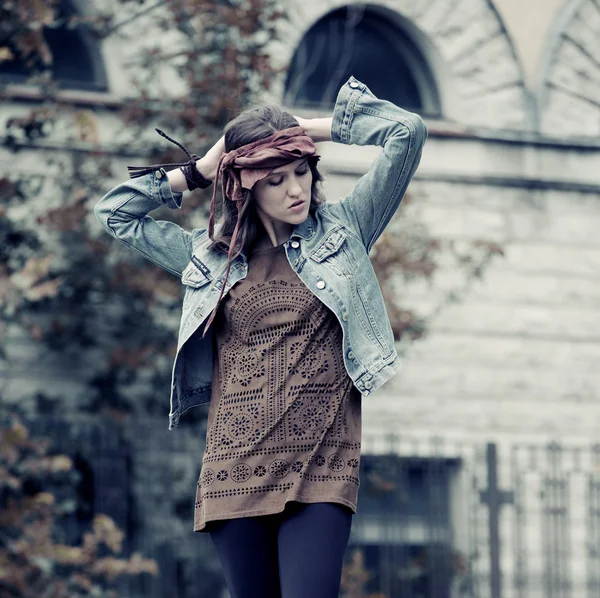 Fashion model posing in park — Stock Photo, Image