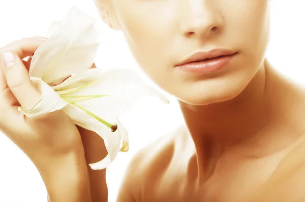 Mujer con flores de lirio — Foto de Stock