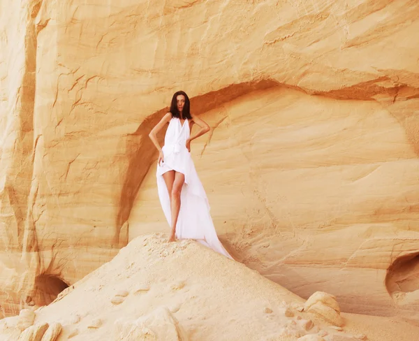 Vrouw in de woestijn — Stockfoto