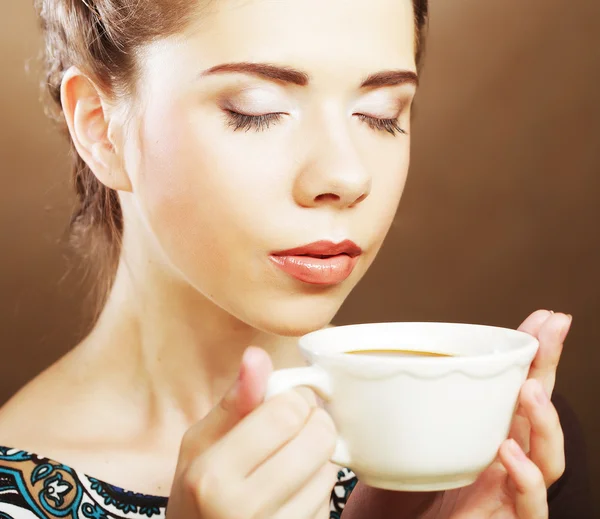 Belle femme buvant du café — Photo