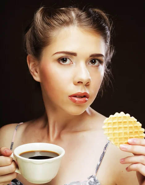 Vrouw met koffie en koekjes — Stockfoto