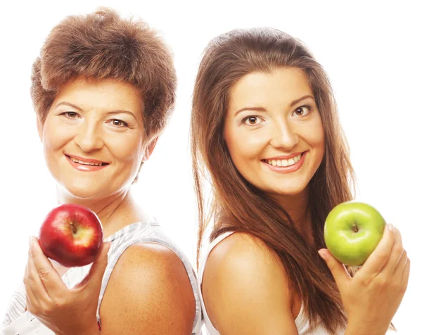 Mulher de meia idade com sua filha segurando maçãs — Fotografia de Stock