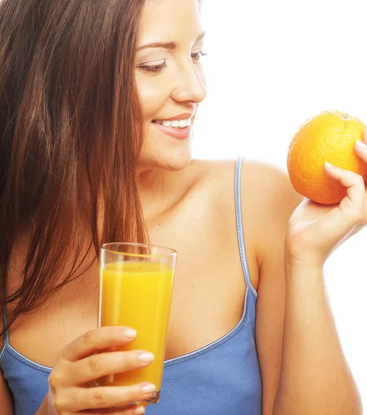Narancslevet ivó nő — Stock Fotó
