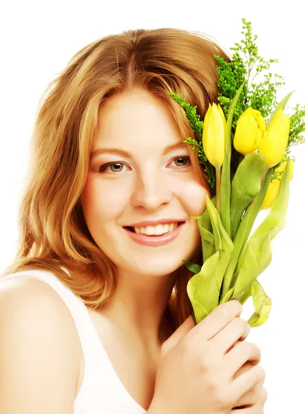 Jeune femme souriante aux tulipes jaunes — Photo