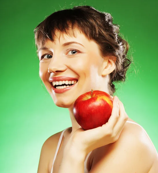 Mujer sana con manzana roja fresca — Foto de Stock