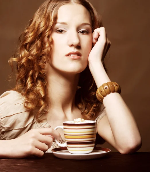 Mulher desfrutando de tempo de café — Fotografia de Stock