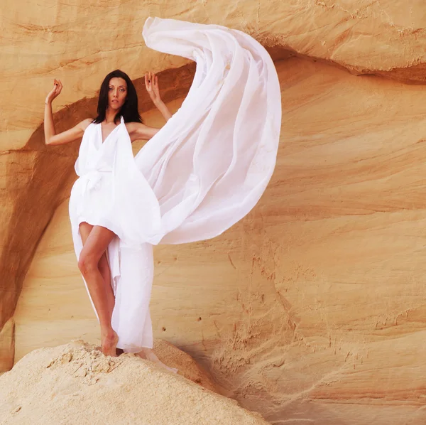 Woman in the desert — Stock Photo, Image