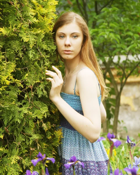 Frau posiert im Sommerpark — Stockfoto