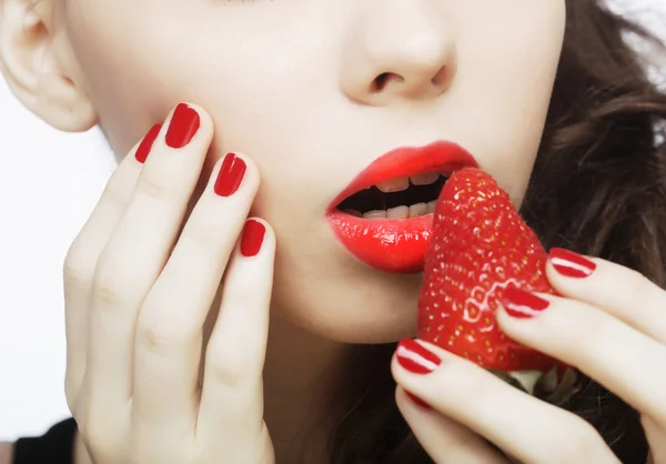 섹시 한 여자는 달콤한 딸기를 들고 — 스톡 사진