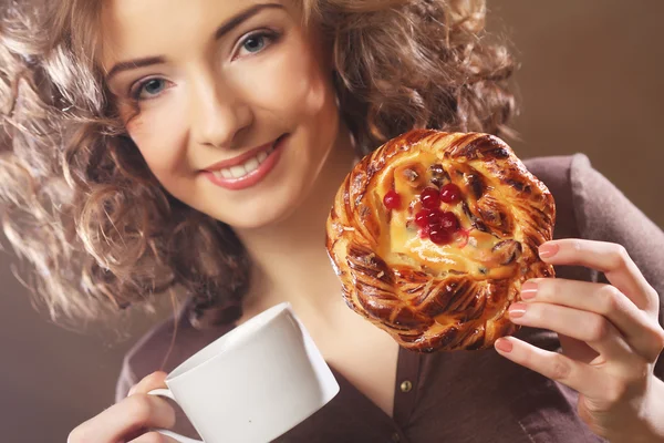 Kvinna med kaffe och dessert — Stockfoto