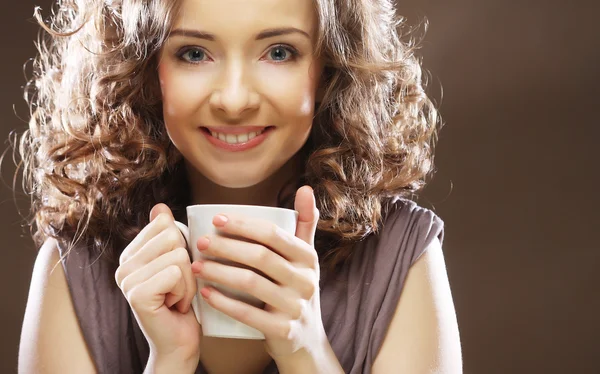 Vrouw die koffie drinkt — Stockfoto