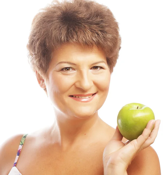 Reife lächelnde Frau mit grünem Apfel — Stockfoto