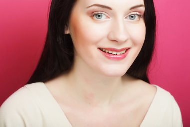 güzel genç gülümseyen kadın temiz bir cilt