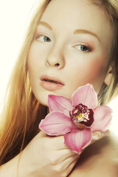 Hermosa mujer con flor rosa — Foto de Stock