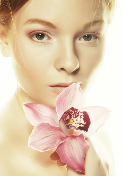 Pembe çiçekli güzel kadın — Stok fotoğraf