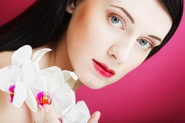 Hermosa mujer sana con flor de orquídea . — Foto de Stock