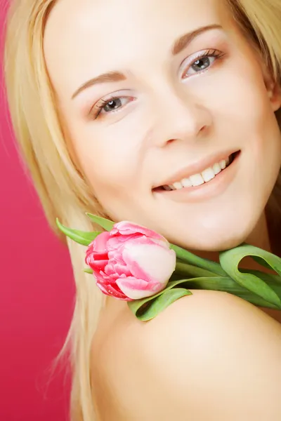 Blond meisje met tulp — Stockfoto