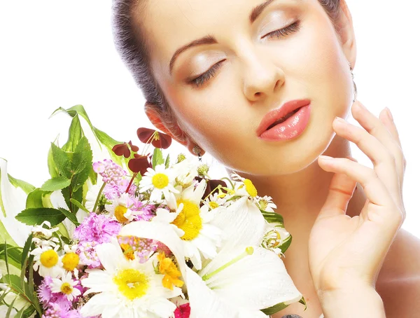 Hermosa mujer joven con flores de ramo — Foto de Stock