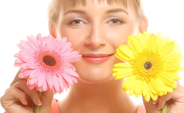 Krásná mladá žena s gerber květ — Stock fotografie